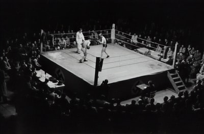 拳击比赛的灰度照片